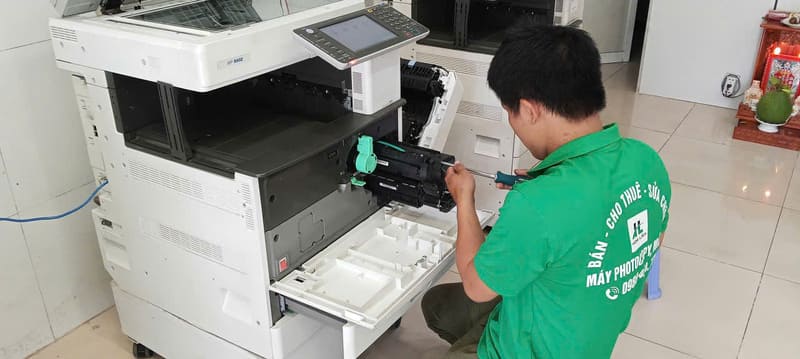 Chuyên môn của anh là xử lý các lỗi kỹ thuật của máy in và máy photocopy