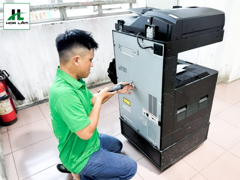 Thợ sửa chữa tại Máy Văn Phòng Hoa Lâm luôn làm việc với tinh thần trách nhiệm cao nhất