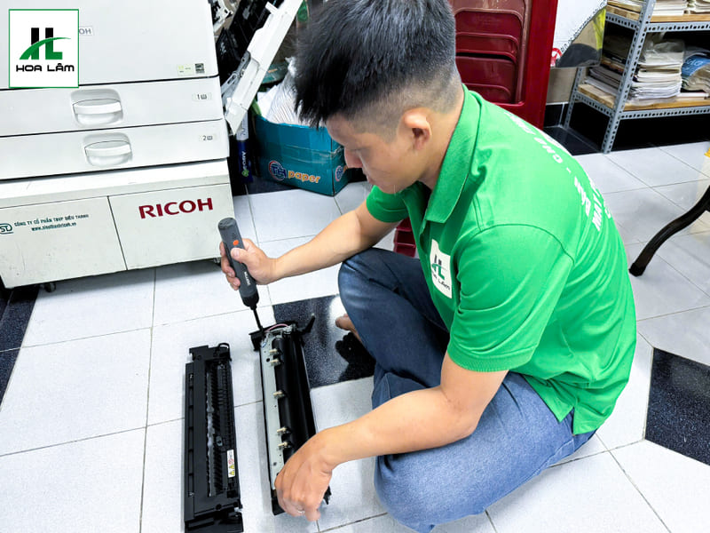 Kỹ thuật viên kiểm tra chi tiết linh kiện máy Ricoh Kỹ thuật viên kiểm tra chi tiết linh kiện máy Ricoh