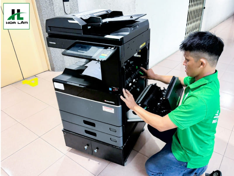 Nhân viên kỹ thuật nhanh chóng có mặt xử lý sự cố nếu máy phát sinh lỗi Nhân viên kỹ thuật nhanh chóng có mặt xử lý sự cố nếu máy phát sinh lỗi