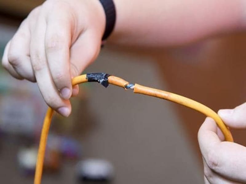 Tắt nguồn máy và kiểm tra lại nguồn điện