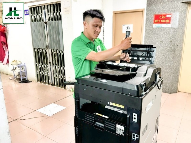 Kỹ thuật viên tại Máy Văn Phòng Hoa Lâm hỗ trợ lắp máy tận nơi cho khách hàng