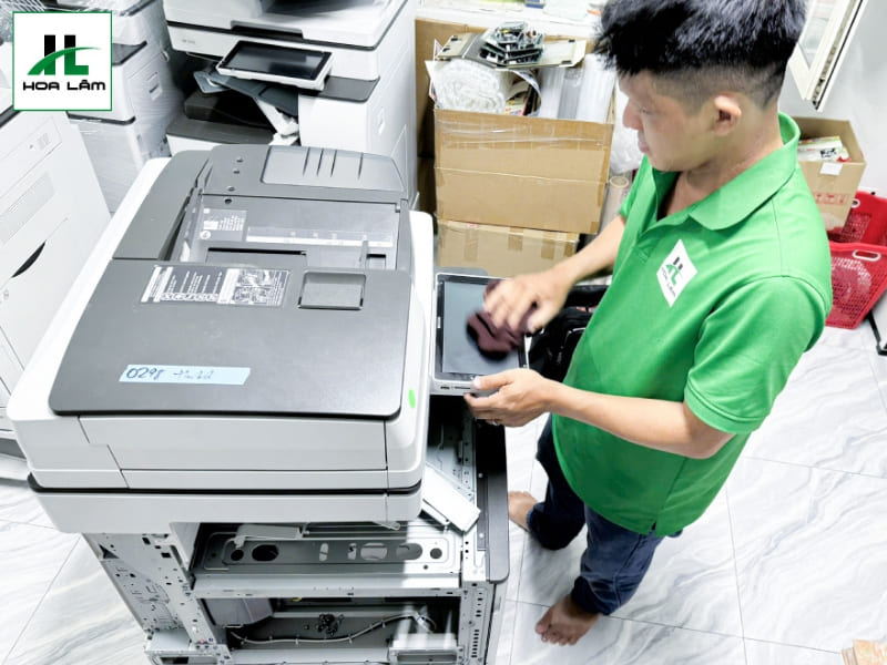 Đội ngũ kỹ thuật tại Máy Văn Phòng Hoa Lâm luôn sẵn sàng hỗ trợ khách hàng Đội ngũ kỹ thuật tại Máy Văn Phòng Hoa Lâm luôn sẵn sàng hỗ trợ khách hàng